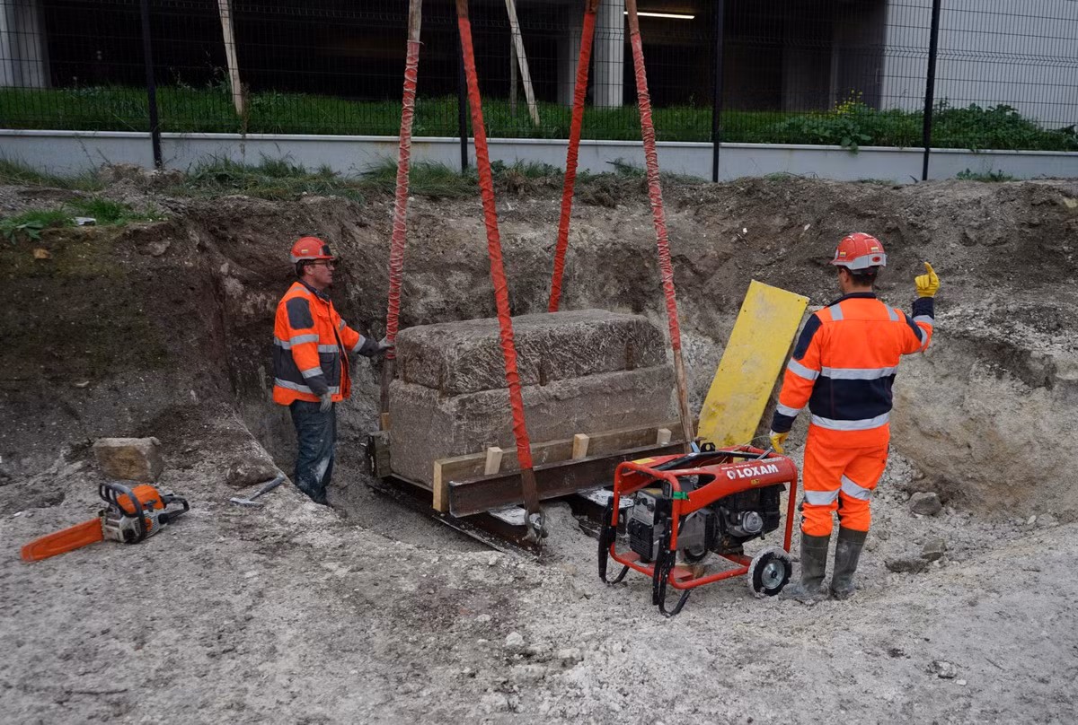 Nắp quan tài ước tính nặng khoảng 770 kg. Để kiểm tra sơ lược bên trong cỗ quan tài có gì, các chuyên gia đã chụp X-quang và đưa một camera nội soi vào.