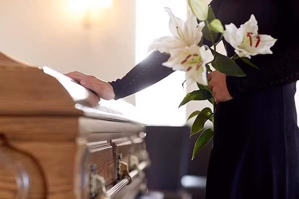 Tuy nhiên, người xưa quan niệm trong đám tang, 4 thứ không được đốt để tránh mất tài lộc. Bốn thứ này gồm: quần áo lông thú, đồ sưu tầm, chăn bông và giường.