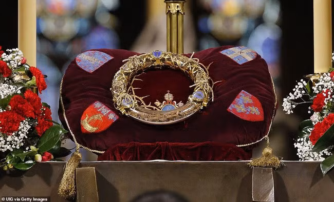 Sau thời gian thánh tích này rơi vào tay Đế Quốc Byzantine, Vua Louis IX của Pháp đã mang mão gai về nước vào năm 1238. Hiện mão gai thật còn khoảng 70 gai nhọn trên phần còn lại của chiếc vòng. Các chuyên gia sau đó đã sử dụng vàng để tạo thành một mão gai hoàn chỉnh.