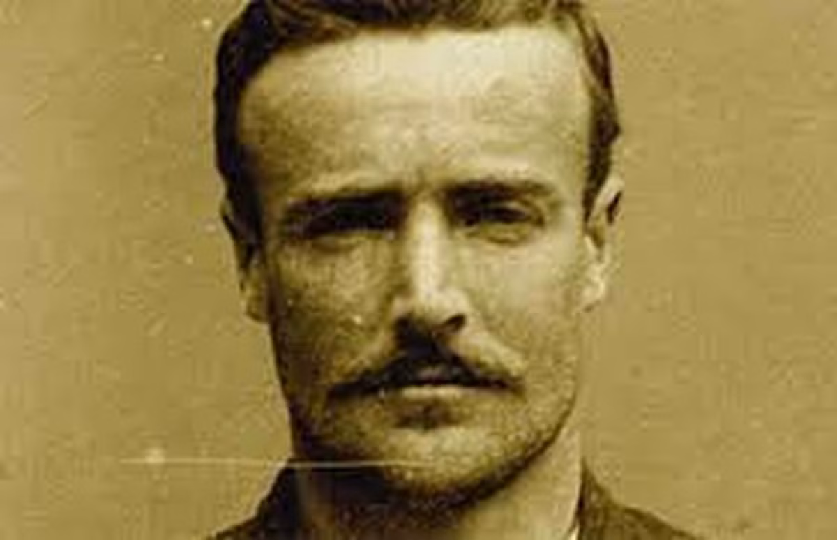 Sinh năm 1884, Paul Amadeus Dienach là giáo viên người Thụy Sĩ gốc Áo. Ông được biết đến là một trong số ít trường hợp đã có trải nghiệm du hành thời gian.