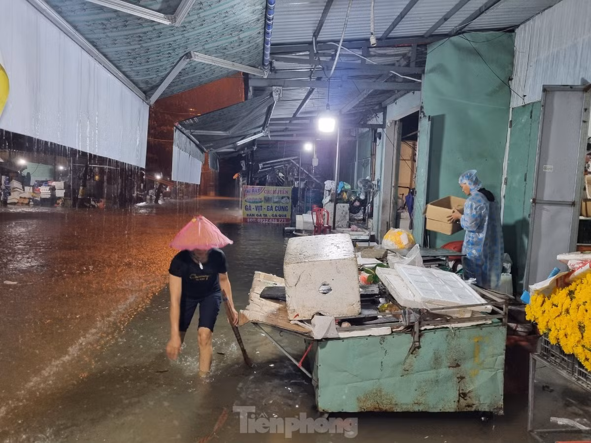 "Mưa không ngớt, nghe báo mưa tới ngày 15 và còn to hơn nữa nên không thể chủ quan được. Mỗi lần mưa ngập là nhà tôi mất cả tuần để kê gác, đem đồ đi gửi. Nước rút thì dội bùn, dọn nhà", anh chị Nguyễn Thị Hằng (quận Cẩm Lệ) nói.