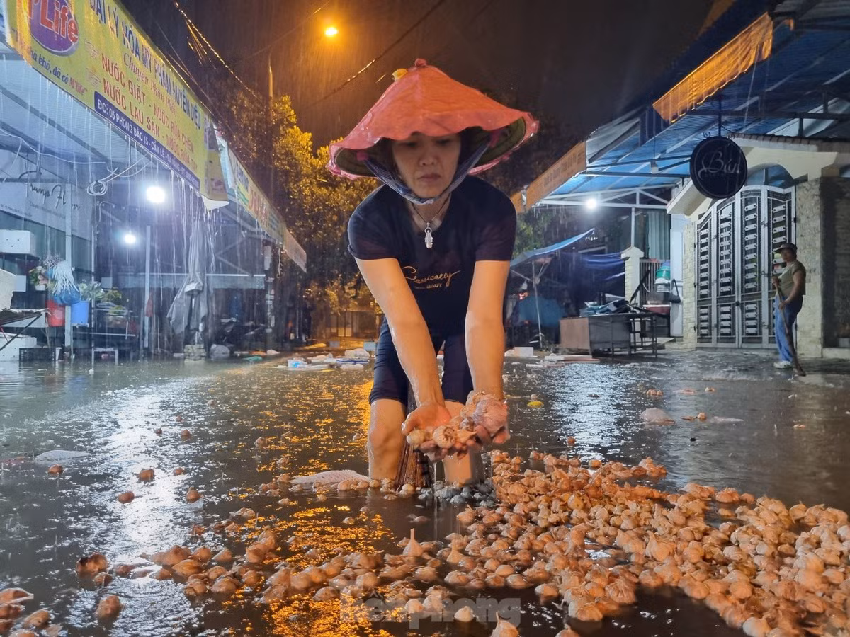 Chị Nguyễn Thị Diệu (phường Hoà Thọ Đông, quận Cẩm Lệ) thuê nhà để buôn bán rau củ quả, làm gà vịt gần chợ Hòa Cầm. Chiều tối nay thấy nước dâng, cả nhà chị hối hả dọn dẹp nhưng không thể nào dọn kịp vì nước lên nhanh. "Năm trước nước ngập cả mét, bao nhiêu tài sản bị hư sạch. Năm nay vừa vay tiền để đầu tư lại làm ăn, giờ lại chịu ngập", chị rệu rã. Trong ảnh: Những thùng tỏi không kịp kê gác đã bị ngâm nước, phải vứt bỏ.