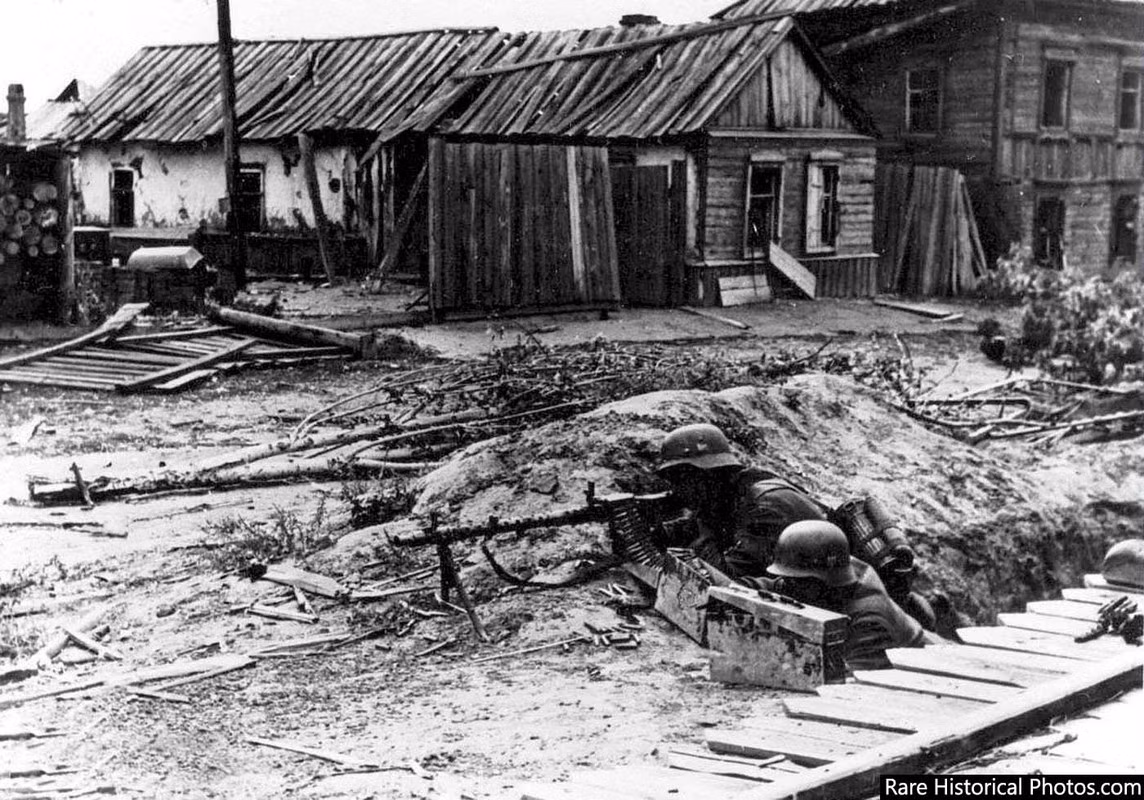 Nhằm đánh chiếm được thành phố Stalingrad (nay là Volgograd) - một trung tâm công nghiệp lớn bên bờ sông Volga ở phía Nam của Liên Xô, quân đội Đức quốc xã đã thực hiện các đợt tấn công dồn dập, bao gồm dội bom oanh tạc Stalingrad suốt nhiều ngày đêm.