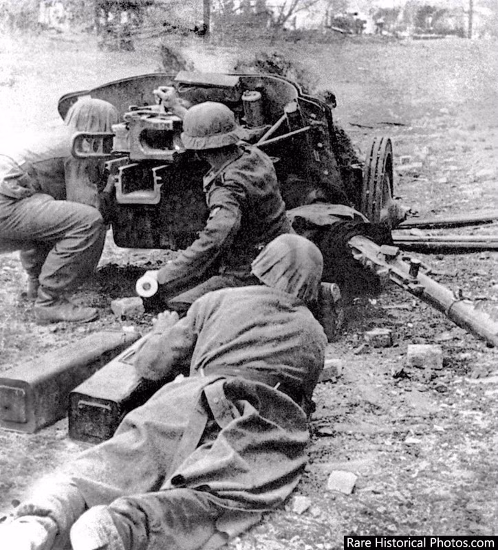 Trận Stalingrad được chia làm 2 giai đoạn chính: Hồng quân Liên Xô phòng ngự (từ tháng 7/1942 đến ngày 18/11/1942) và Liên Xô phản công (từ 19/11/1942 đến ngày 2/2/1943).