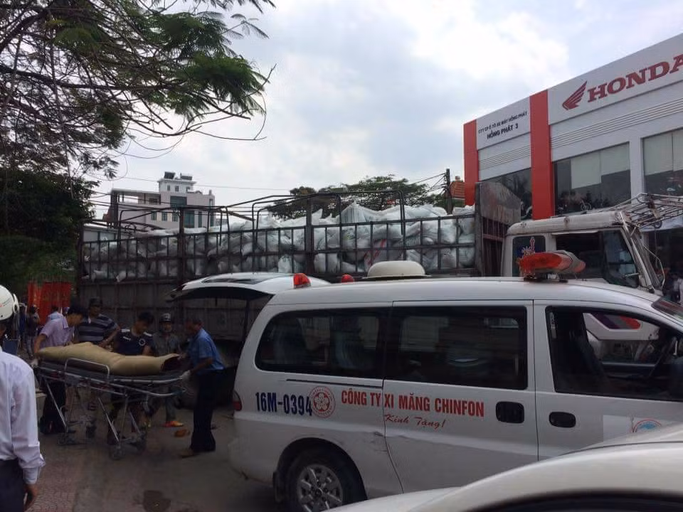 Những người đi từ Cầu Bính về thị trấn Núi Đèo luôn được phép đi thẳng, trong khi đó chiều rẽ trái thì vẫn quy định lưu thông theo đèn tín hiệu. Nếu những xe máy rẽ trái dừng đèn thì phải dừng giữa đường, trong khi đó các phương tiện khác vẫn được đi thẳng, vì thế không làm chủ được tốc độ rất dễ gây ra những tai nạn thương tâm.