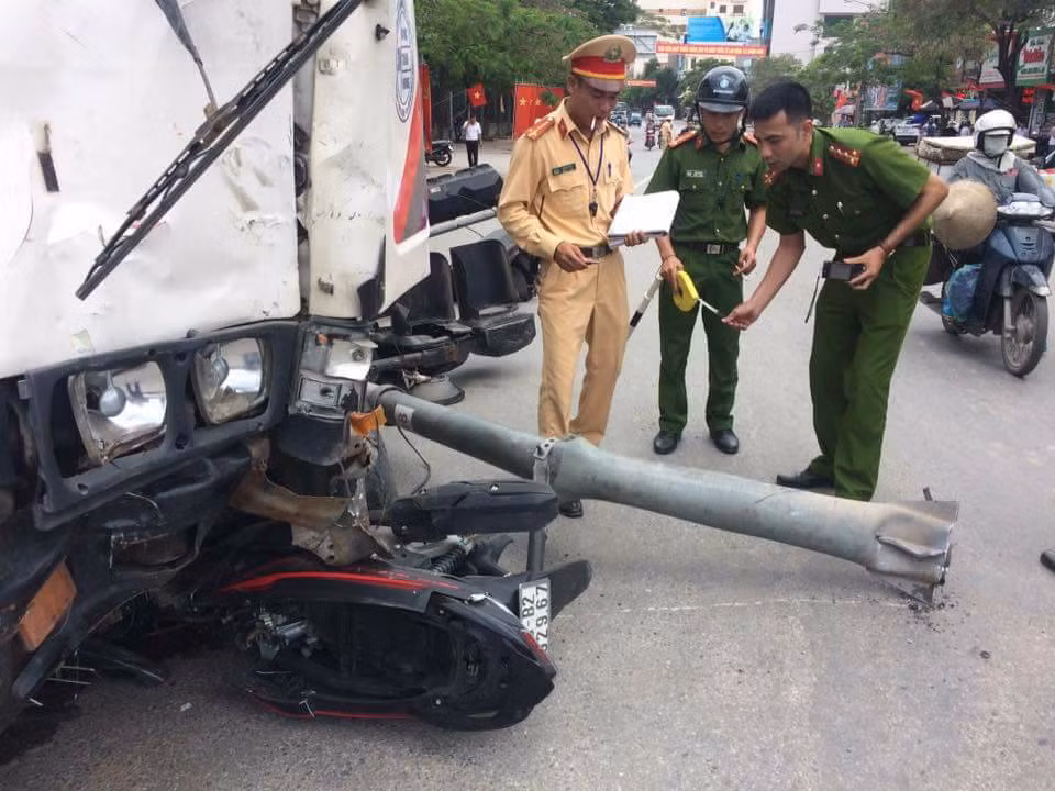 Thông tin ban đầu, khoảng 12h15 ngày 7/5, tại khu vực đèn xanh đèn đỏ ngã 3 chéo huyện Thủy Nguyên (Hải Phòng), ô tô tải BKS: 15C - 221.74 lưu thông theo hướng từ Cầu Bính về thị trấn Núi Đèo đã va chạm với xe máy BKS: 15B2 - 929.67 đi cùng chiều.