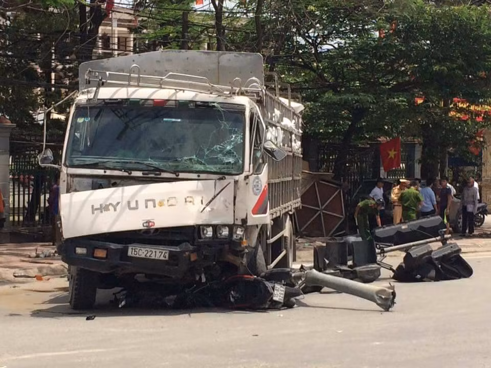 Ngay sau vụ tai nạn xe tải đâm xe máy xảy ra, Công an huyện Thủy Nguyên đã nhanh chóng có mặt tại hiện trường, phối hợp với các đơn vị chức năng điều tra nguyên nhân, điều tiết giao thông tránh ùn tắc.