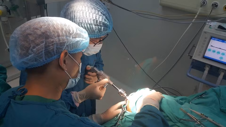 Cận cảnh kỹ thuật khoan sọ não bệnh nhân Can canh ky thuat khoan so nao benh nhan