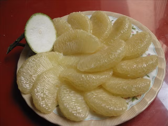 Cuối cùng xếp từng múi bưởi đã bóc sạch vào phần vỏ bưởi tách ra ban đầu hoặc đĩa và thưởng thức.