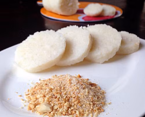 Với món này bạn chỉ cần cơm nguội, một chiếc khăn mùi xoa sạch sau đó cho cơm vào khăn, nhào kỹ tới khi cơm nát, dẻo, quện vào nhau thì ép thành dạng bánh và bọc lại.