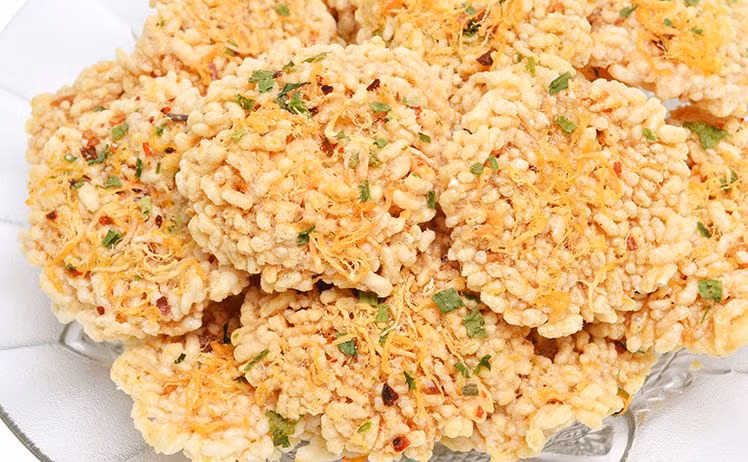 Cuối cùng cả cơm nguội và xôi có thể trộn với nhau dùng làm nguyên liệu cho món cơm cháy chà bông giòn tan nổi tiếng.