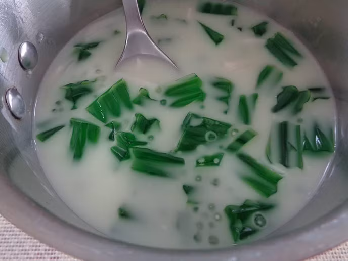 Bạn để nồi chè dừa ngon nguội rồi đổ thạch vào đảo đều.