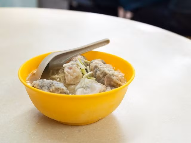 Mỳ hoành thánh với thành phần là mỳ trứng, nước dùng nóng, các loại rau xanh, há cảo, tôm hoặc thịt heo.