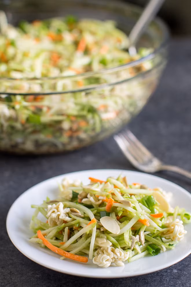 Salad mỳ giòn rau củ, hạnh nhân, hạt hướng dương, dưa chuột bào trộn cùng dầu dấm và đường phù hợp với những người ăn kiêng.