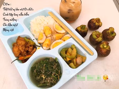 Ngày thứ 2, bạn có thể nấu nướng đơn giản với trứng kho nước dừa, thịt rang cháy cạnh, canh rau tạp nấu hết, dưa chuột muối xổi, tráng miệng măng cụt và chè đậu ngự.