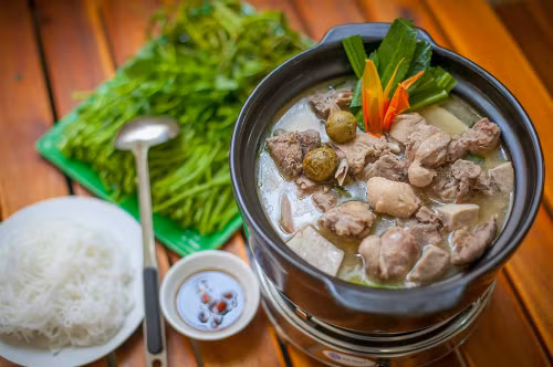 Lẩu ngan om sấu có thể ăn kèm với bún hay mì tôm đều rất ngon. Vị chua thanh của sấu và mùi thơm của ngan sẽ khiến món lẩu thêm hấp dẫn.