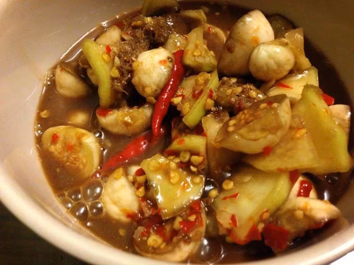 Đầu tiên trong danh sách món rau củ dầm mắm và đặc sản mắm gia truyền ngon tuyệt của nước ta chúng tôi sẽ giới thiệu là cà dầm mắm nêm. Đây là món ăn kèm yêu thích của người dân miền Trung.