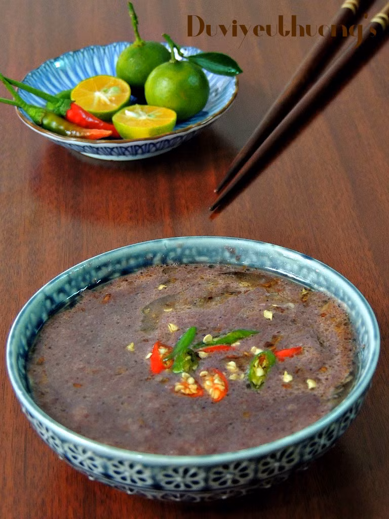 Nguyên liệu cho bát mắm tôm ngon: 1,5 thìa đường, 1/2 thìa giấm, 2 quả quất, 1 ăn cơm thìa mắm tôm, 2-3 thìa dầu rán, ớt thái lát hoặc băm nhỏ.