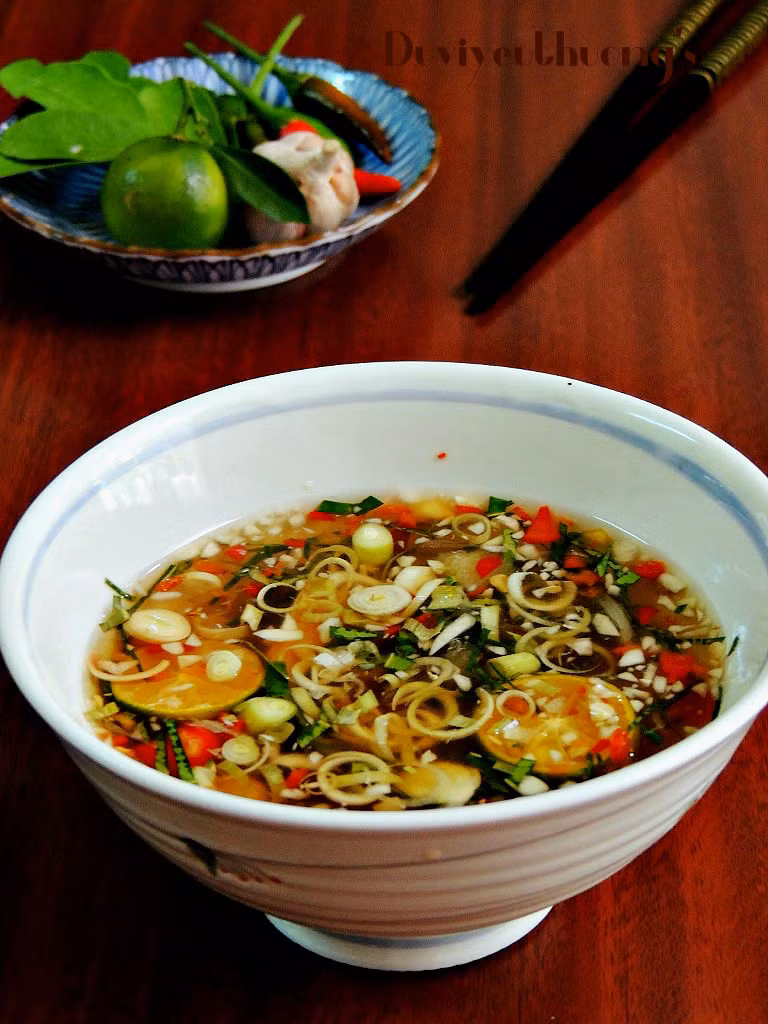 Cách pha: Đầu tiên bạn cho nước mắm, đường và nước lọc vào nồi, nấu sôi cho tan đường rồi tắt bếp. Chờ khi nước mắm đường nguội hoàn toàn mới cho nước cốt chanh vào để gia giảm thêm các vị mặn – ngọt – chua cho vừa miệng.