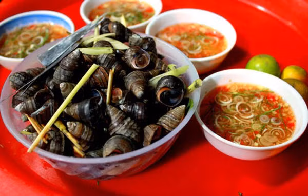  Pha nước chấm ốc với vỏ quất: Nguyên liệu cần 2 muỗng nước mắm ngon, 2-3 muỗng đường, 1/2 muỗng nước cốt chanh, 2 quả quất, nước lọc, gừng, tỏi ớt băm, sả, lá chanh.