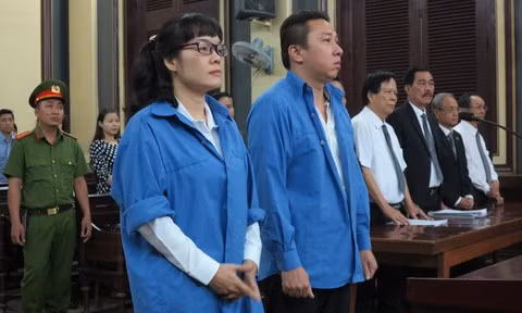 Huyền Như và Tuấn tại Tòa sáng nay. Nguồn ảnh: CAND