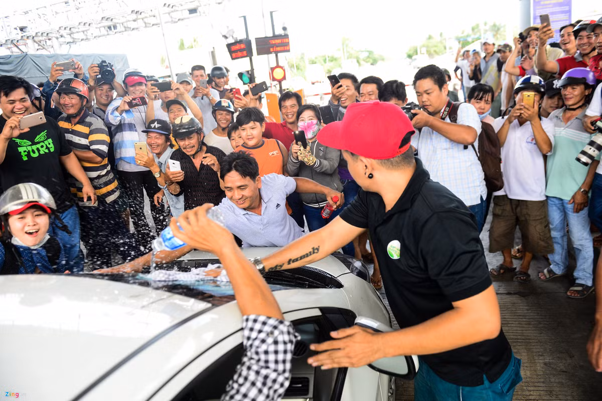 Xịt nước lau kính giữa trạm thu phí. Nguồn ảnh: Zing