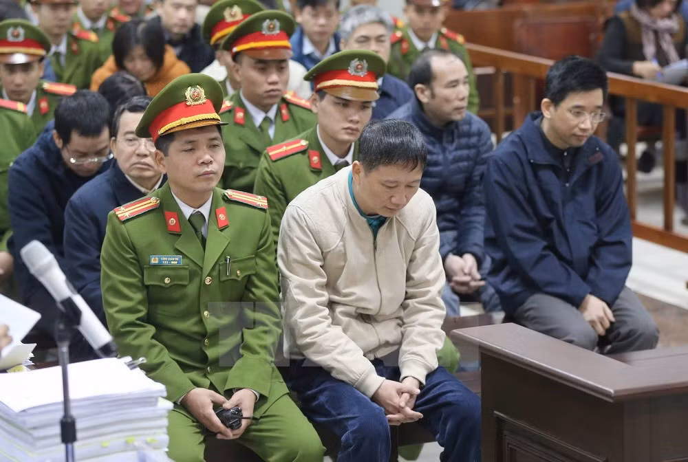 Mặc dù ở cả hai phiên tòa, ông Thanh đều tha thiết HĐXX xin được tại ngoại để…đi thăm vợ con ở Đức. Thế nhưng, đó là điều không thể với người mang trọng tội như Trịnh Xuân Thanh. Tết năm nay, ông Thanh sẽ gặm nhấm nỗi buồn trong trại giam T16. Nguồn ảnh: Vietnamnet