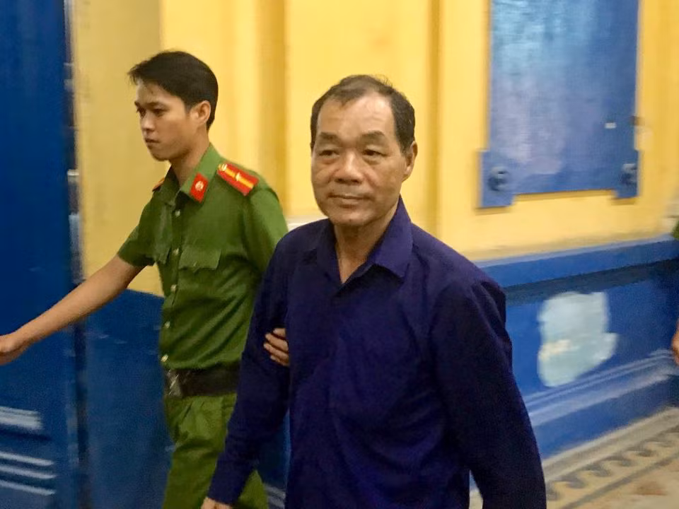 Mặc dù phiên tòa xét xử vụ án “cố ý làm trái” xảy ra tại Ngân hàng Xây dựng (VNCB), BIDV, Sacombank… bị đình chỉ, trả hồ sơ điều tra bổ sung, thế nhưng “đại gia” Trầm Bê – nguyên phó Chủ tịch thường trực HĐQT, Chủ tịch Hội đồng tín dụng Sacombank vẫn sẽ phải ăn Tết đầu tiên trong trại tam giam. Trong khi đó, Phạm Công Danh - nguyên phó Chủ tịch thường trực HĐQT, Chủ tịch Hội đồng tín dụng Sacombank đã có 3 cái Tết trong trại giam. Nguồn ảnh: Vũ Sơn - KTO
