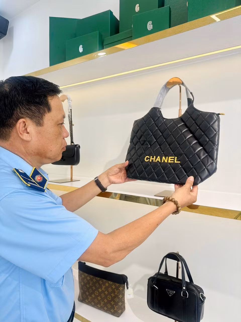 Đà Nẵng xử phạt cửa hàng bày bán sản phẩm giả mạo nhãn hiệu - Hình 2 Da Nang xu phat cua hang bay ban san pham gia mao nhan hieu-Hinh-2