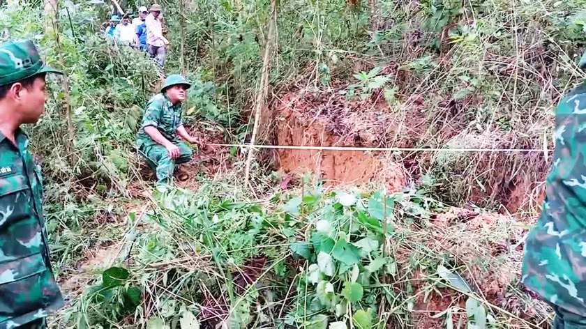 Quảng Nam công bố tình huống khẩn cấp về vết nứt đồi dài 125m Quang Nam cong bo tinh huong khan cap ve vet nut doi dai 125m
