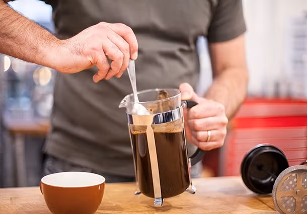Trước khi cho thêm đá, cần khuấy tan cà phê và sữa để chúng hòa lẫn với nhau. Ảnh: The ChefSteps Blog.