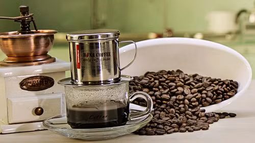 Chọn phin cà phê chất lượng sẽ giứ được hương vị của cà phê tốt hơn. Ảnh: Coffee.