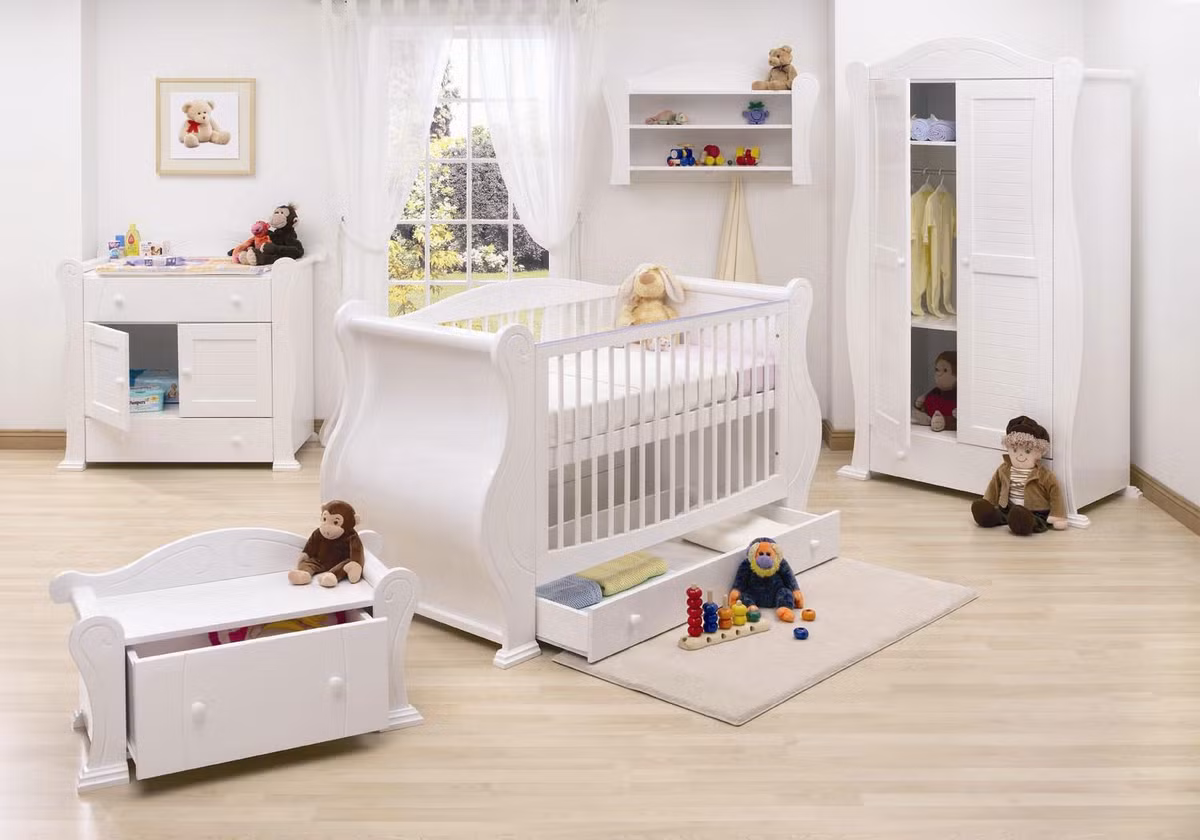 Hãy đảm bảo không có góc nhọn (như góc bàn) chiếu thằng vào giường của bé. Góc nhọn như mũi tên mang năng lượng xấu cho trẻ. Ảnh: Myhome.