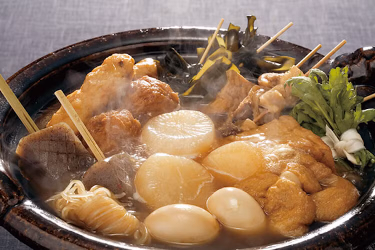 Nguyên liệu cho món Oden là củ cải trắng, trứng gà, đậu hũ, chả cá...Nước súp Oden được nấu từ tảo bẹ và khô cá bào rồi nêm với nước tương. Ảnh: Japan Info.