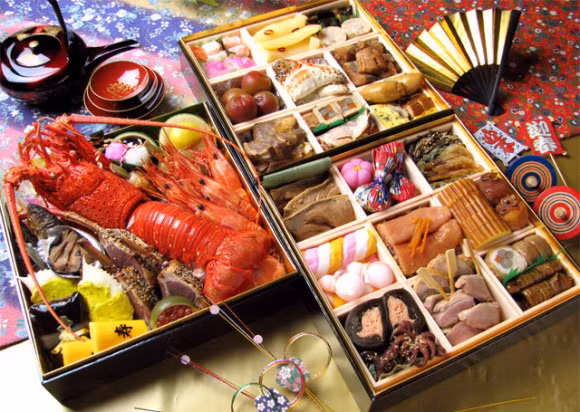 Người Nhật thường cùng nhau đón năm mới quanh bàn sưởi và thường thức Osechi. Ảnh: RocketNews24.