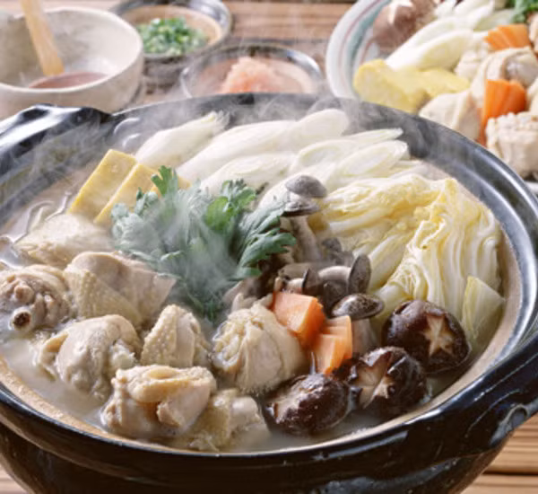 Lẩu là món ăn không thể thiếu trong ẩm thực Nhật Bản khi tiết trời sang đông. Được chế biến từ hải sản, thịt bò, thịt gà và rau củ, lẩu Nhật Bản có khá nhiều loại mizutaki, yudofu, dotenabe, shabushabu...Ảnh: Japan Centre.