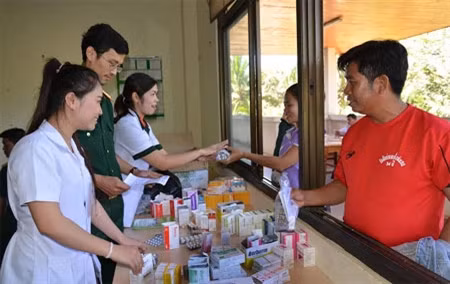 Thời tiết cao nguyên Bô-lô-ven thuộc các tỉnh phía Nam của Lào đang mùa lạnh, những bản làng, con đường xuyên rừng hun hút đầy bụi đỏ, đến nơi nào, công tác tổ chức, triển khai khám bệnh được thực hiện nhanh chóng, chặt chẽ, nhiệt tình, để lại những cảm xúc sâu đậm, ấm áp nghĩa tình hữu nghị truyền thống, đoàn kết đặc biệt Việt - Lào. Đoàn đã tổ chức khám bệnh cho hơn 500 cán bộ, chiến sĩ các đơn vị quân đội, nhân dân các huyện Pắc-xoòng, thành phố Pắc-xê thuộc tỉnh Chăm-pa-sắc. Ảnh: Cấp thuốc miễn phí cho người nghèo sau khi khám bệnh tại Bệnh viện tỉnh Chăm-pa-sắc.