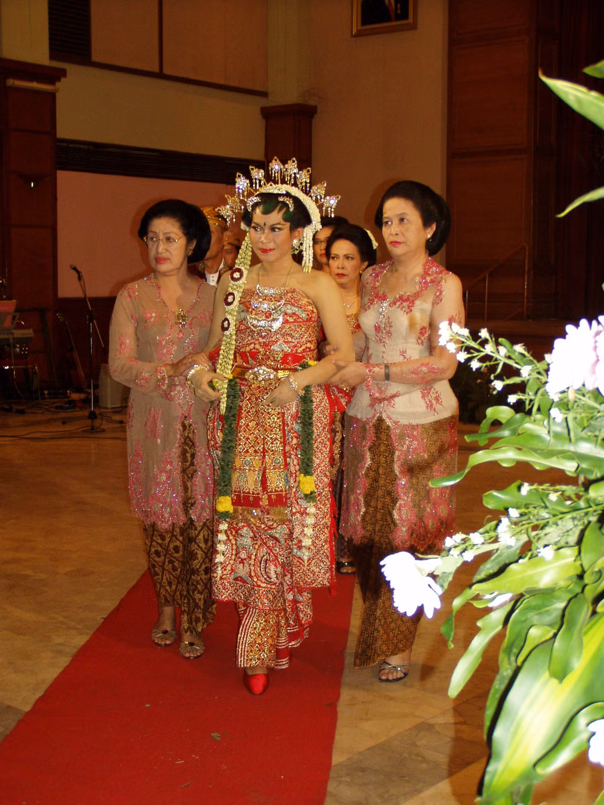 Có hơn 300 sắc tộc nên đám cưới của người Indonesia mang đậm màu sắc văn hóa truyền thống. Cô dâu thường diện trang phục màu sắc rực rỡ với những nét thêu công phu vô cùng tỉ mỉ. Ảnh: Nationalclothing.