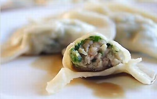 Nhân phổ biến là thịt lợn xay, tôm giã, thịt gà, bò. Sủi cảo có thể được làm chín bằng cách luộc, hầm, rán hoặc nướng. Ảnh: Xinhuanet.