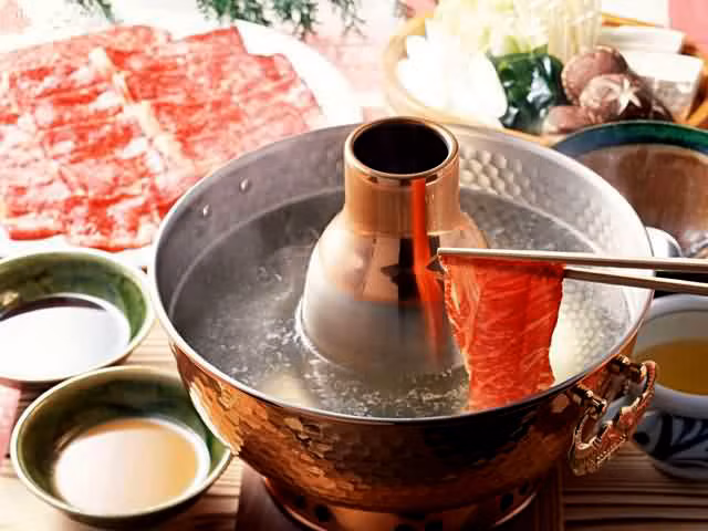 Lẩu cừu Bắc Kinh là một trong những món ăn Trung Quốc đặc biệt được ưa chuộng trong mùa đông. Ảnh: China Tour.