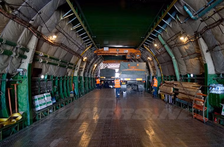 Khoang hàng của An-124 dài 36m, rộng 6,4m, cao 4,4m, lớn hơn 20% so với khoang hàng máy bay vận tải C-5 Galaxy Mỹ.