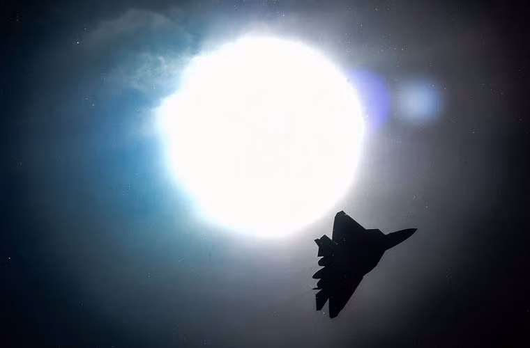 Một bức ảnh đẹp khác cũng được chụp tại MAKS – hình ảnh tiêm kích Su T-50 “sánh vai” cùng mặt trời.