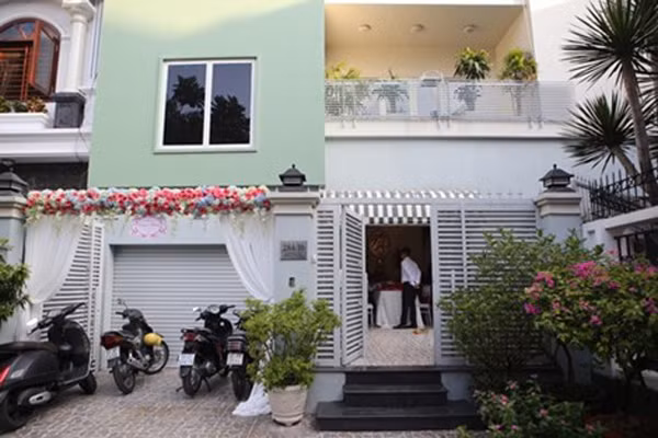 Ngôi nhà này năm trên đường Nguyễn Trọng Tuyển, hút mắt với màu kem trang nhã. Đối với Lam Trường, ngôi nhà là chốn bình yên để anh trở về sau mỗi ngày làm việc mệt mỏi. Anh đã thiết kế từng chi tiết cho tổ ấm của mình, từ nội thất phòng khách đến cả những bức tranh treo tường.