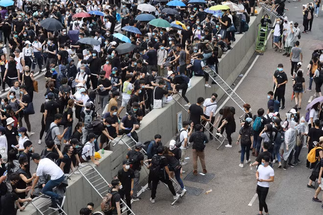 Hinh anh dung do giua canh sat va nguoi bieu tinh Hong Kong-Hinh-11