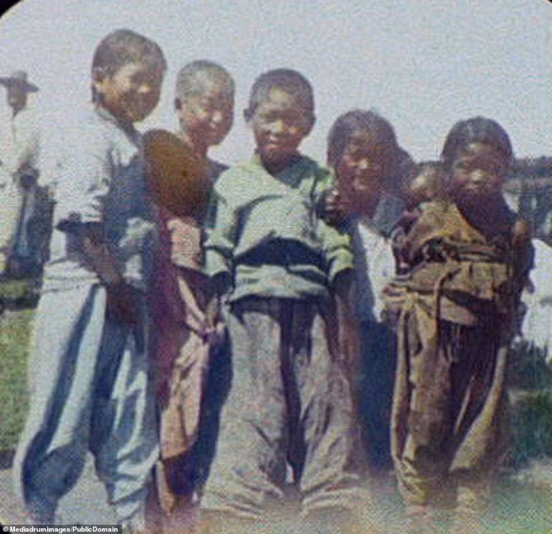 Những bức ảnh này do nhiếp ảnh gia người Mỹ William Henry Jackson chụp được khi ông thực hiện chuyến đi vòng quanh thế giới.