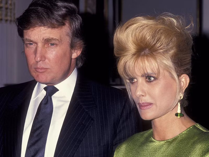 Sau cuộc gặp dành cho những người độc thân trong một sự kiện ở thành phố New York, Donald Trump đã kết hôn với người vợ đầu là người mẫu Ivana Zelnicek ngày 7/4/1977. Họ đã có 4 bản hợp đồng hôn nhân được điều chỉnh khi các thành viên trong gia đình và khối lượng tài sản của họ tăng lên.