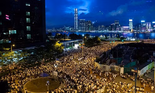 Vi the dac biet cua Hong Kong lung lay vi du luat dan do?
