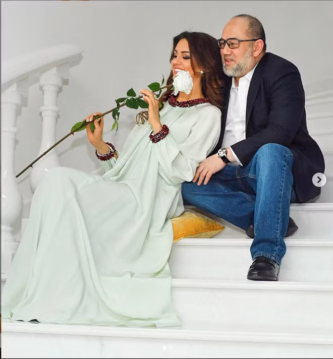"Một người đàn ông yêu thương vợ mình sẽ làm tất cả cho người mình yêu", dòng trạng thái Rihana Oksana Petra viết dưới bức ảnh ngọt ngào bên chồng. Ảnh: Instagram/rihanapetra.