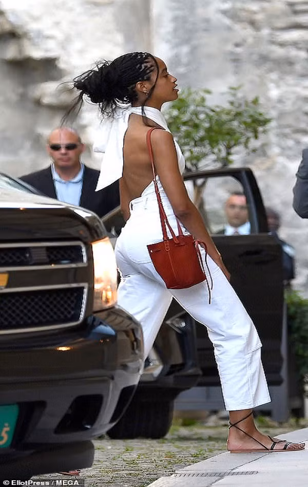 Trong khi đó, Malia, 20 tuổi, chọn bộ jumpsuit trắng. Cô đang là sinh viên tại Đại học Harvard.