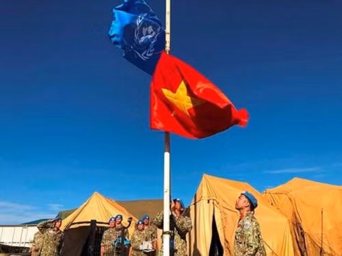 Tại Hội nghị sơ kết 5 năm Việt Nam tham gia hoạt động gìn giữ hòa bình Liên Hợp Quốc ngày 7/6/2019 vừa qua, Thượng tướng Nguyễn Chí Vịnh, Thứ trưởng Bộ Quốc phòng cho biết, 93 cán bộ, sĩ quan Việt Nam tham gia lực lượng gìn giữ hòa bình Liên Hợp Quốc. Ảnh: Lễ kéo cờ Việt Nam tại Nam Sudan. Ảnh: Infonet. 